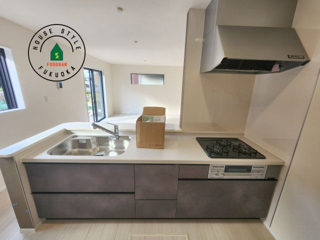 小郡市寺福童第1-3棟（2号棟）の内観：施工例|ご家族を近くに感じられる対面キッチンのLDK。会話もはずみそうですね。