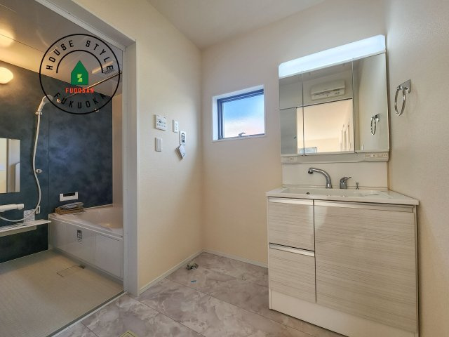 小郡市寺福童第1-3棟（3号棟）の内観：施工例|ゆとりの洗面スペースで朝の身支度もスムーズに。暮らしを快適に変えるシャワー付洗面台です！