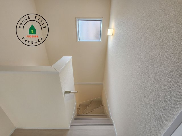 小郡市寺福童第1-3棟（3号棟）の内観：施工例|＜手すり付階段＞手すりがないと階段の昇り降りで危険なことはもちろん、壁に手をつきながら歩くことで壁紙が汚れやすくなります。すべての方に快適に昇り降りしていただくため、手すりを設置しました。