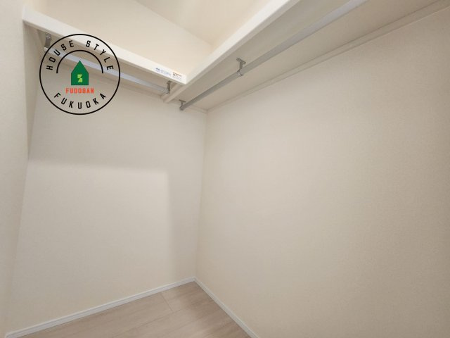 小郡市寺福童第1-3棟（3号棟）の内観：施工例|洋服や大きな荷物が多い方や人数の多いご家族などは、一般的なクローゼットよりもウォークインクローゼットのほうが使い勝手が良いです。
