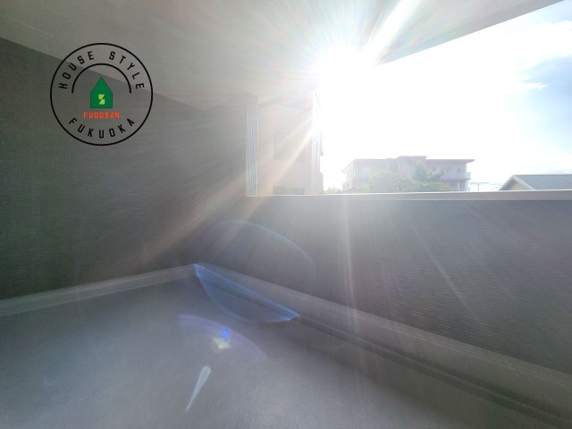 小郡市寺福童第1-3棟（3号棟）の外観：施工例|風をしっかりと感じられるバルコニーでは、毎日が洗濯日和です。広々としているので洗濯も楽しくなるでしょうし、気分転換にバルコニーからの眺めを楽しむのもいいでしょう。