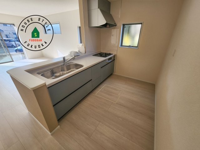 小郡市寺福童第1-3棟（3号棟）の内観：施工例|ダイニングテーブルへの配膳がラクラク、お料理はかどるカウンター付きシステムキッチン！