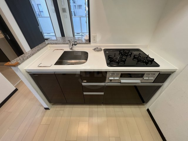 エステムコート難波WEST-SIDEⅡベイフレックス　波除小学校区のキッチン|エステムコート難波WEST-SIDEⅡベイフレックス　三口ガスキッチン