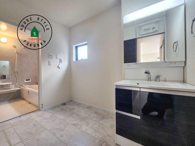 小郡市寺福童第1-3棟（2号棟）の内観：施工例|ゆとりの洗面スペースで朝の身支度もスムーズに。暮らしを快適に変えるシャワー付洗面台です！