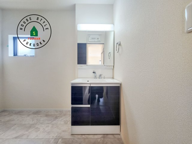 小郡市寺福童第1-3棟（2号棟）の内観：施工例|毎日使うものだから清潔な空間を保ちたい水回り。洗面にはそんな願いを解消させてくれる収納アイデアが満載です。三面鏡の裏側にはキャビネットが現れ小物から背の高い物まで収納できます。