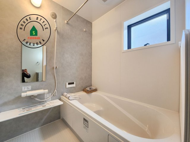 小郡市寺福童第1-3棟（2号棟）の内観：施工例|1日の疲れを癒してくれる広々バスルーム。雨の日のお洗濯にも大活躍な浴室乾燥機付です！