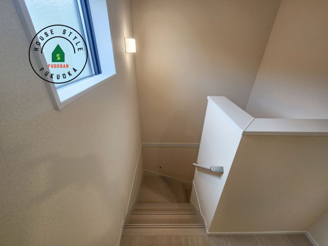 小郡市寺福童第1-3棟（2号棟）の内観：施工例|＜手すり付階段＞手すりがないと階段の昇り降りで危険なことはもちろん、壁に手をつきながら歩くことで壁紙が汚れやすくなります。すべての方に快適に昇り降りしていただくため、手すりを設置しました。