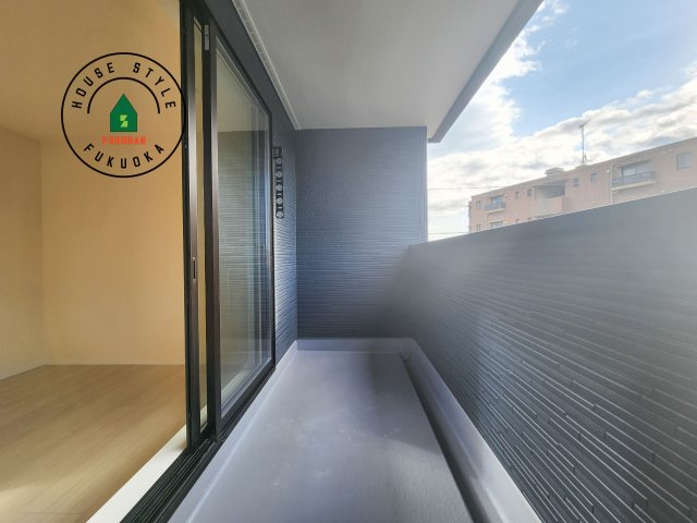 小郡市寺福童第1-3棟（2号棟）の外観：施工例|風をしっかりと感じられるバルコニーでは、毎日が洗濯日和です。広々としているので洗濯も楽しくなるでしょうし、気分転換にバルコニーからの眺めを楽しむのもいいでしょう。