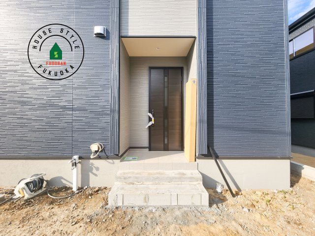 小郡市寺福童第1-3棟（2号棟）の外観：施工例|おでかけの時も帰った時も、「我が家」を最初に感じでもらえる素敵な空間に。