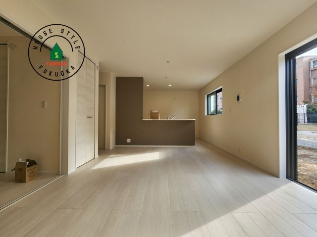 小郡市寺福童第1-3棟（2号棟）の内観：施工例|キッチンからリビングをしっかり確認できます。家族の笑顔があふれる空間になりそうですね。