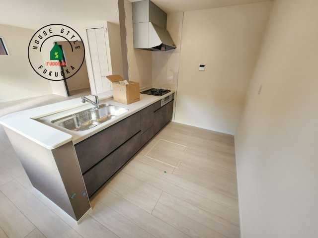 小郡市寺福童第1-3棟（2号棟）の内観：施工例|ダイニングテーブルへの配膳がラクラク、お料理はかどるカウンター付きシステムキッチン！