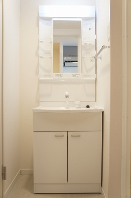 リブリ・MIMUⅡの独立洗面台|明るい洗面所です