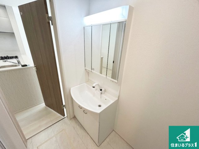 明石市魚住町西岡　新築一戸建ての独立洗面台|清潔感のある洗面台です。フラットな鏡は掃除がしやすく毎日清潔！鏡裏には収納があるのでスッキリとした洗面台が保てます。