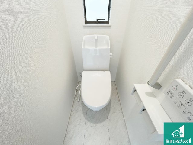 明石市魚住町西岡　新築一戸建てのトイレ|1・2階の2ヶ所にあるので、朝の忙しい時間の順番待ちもなく、深夜の利用にも大変便利です。