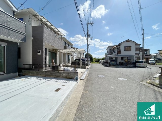 明石市魚住町西岡　新築一戸建ての前面道路含む現地写真|周辺は閑静な住宅街！前面道路広々で車の出し入れも便利です。駐車が苦手な方でも安心して車庫入れできます！