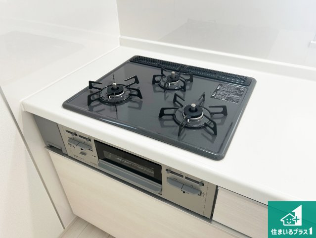 明石市魚住町西岡　新築一戸建ての設備|ダブル高火力Ｓｉセンサー付きコンロ！３口あるので、まとめて料理をする時も大活躍！