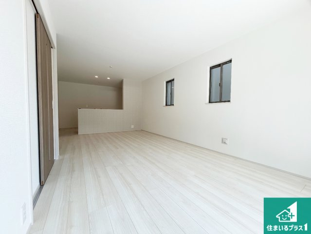 明石市魚住町西岡　新築一戸建ての居間・リビング|日当たり良好の明るいリビングで朝の目覚めもスッキリできそう！対面キッチンでご家族のコミュニケーションも自然と増える設計！小さなお子様が遊ぶスペースを作っても広々とくつろげるLDK！