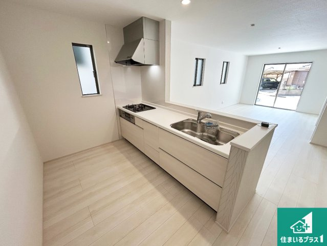 明石市魚住町西岡　新築一戸建てのキッチン|子供を見守りながらお料理が出来るため家族のコミュニケーションか増えます♪スペースが広く確保されている為お子様が大きくなったときは一緒に料理を楽しめます♪