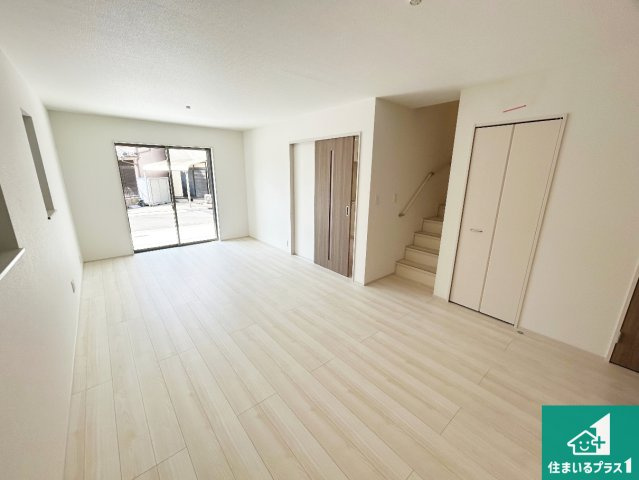 明石市魚住町西岡　新築一戸建ての居間・リビング|明るいリビングで朝の目覚めもスッキリできそう！対面キッチンでご家族のコミュニケーションも自然と増える設計！小さなお子様が遊ぶスペースを作っても広々とくつろげるLDK！