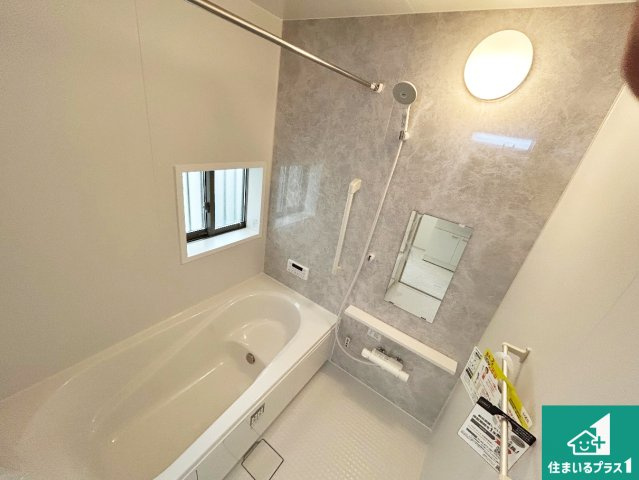 明石市魚住町西岡　新築一戸建ての浴室|足をゆったり伸ばして寛げる浴槽です。窓が設けられていますので差し込む光が明るく穏やかな雰囲気にしてくれます♪浴室乾燥機も設置しているので、雨の日の洗濯物も安心です♪