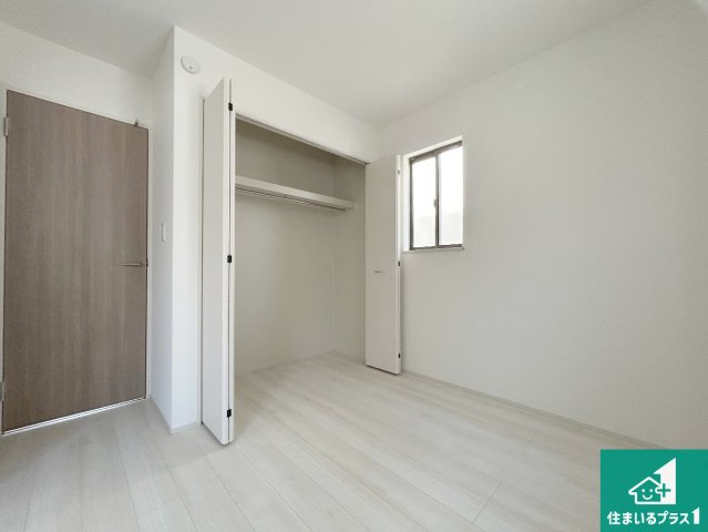 明石市魚住町西岡　新築一戸建ての洋室|寝室は心地よい眠りについてもらいたくて、シンプルかつ開放的な空間な設計にしています！大きな窓から差し込む日が心地いいです♪