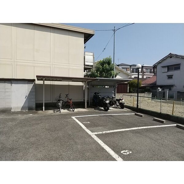 アイボリーハウス西館の駐車場