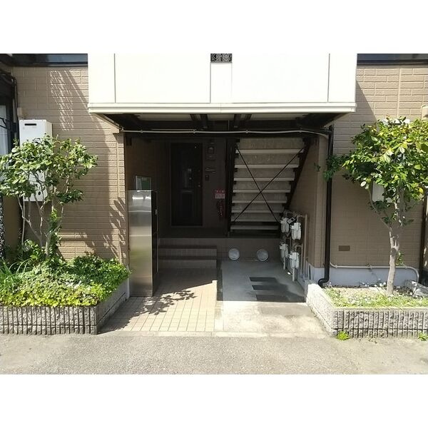 アイボリーハウス西館のエントランス