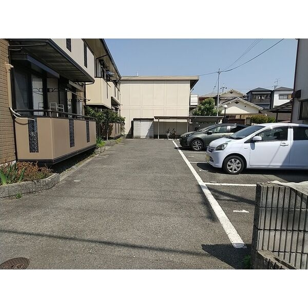 アイボリーハウス西館の駐車場