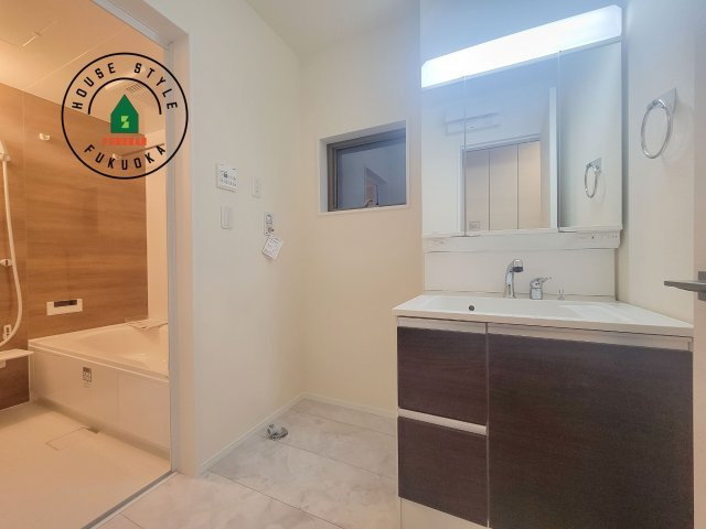 福津市若木台2丁目第1-2棟（2号棟）の脱衣所|ゆとりの洗面スペースで朝の身支度もスムーズに。暮らしを快適に変えるシャワー付洗面台です！