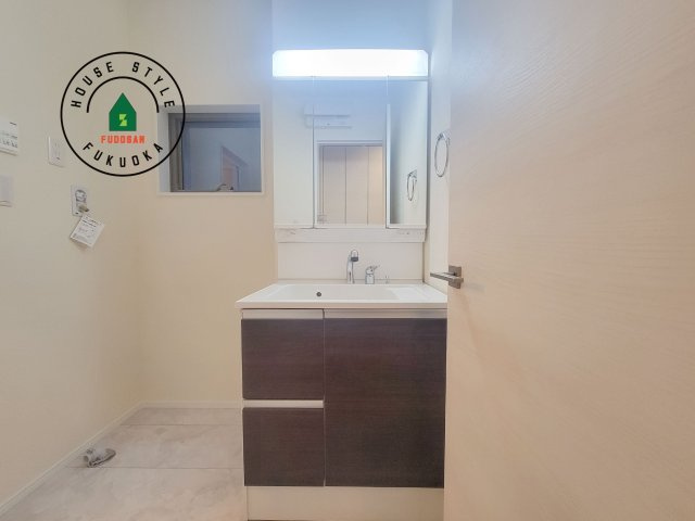 福津市若木台2丁目第1-2棟（2号棟）の独立洗面台|毎日使うものだから清潔な空間を保ちたい水回り。洗面にはそんな願いを解消させてくれる収納アイデアが満載です。三面鏡の裏側にはキャビネットが現れ小物から背の高い物まで収納できます。