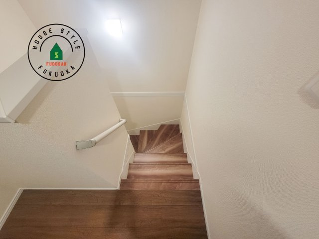 福津市若木台2丁目第1-2棟（2号棟）の内装|＜手すり付階段＞手すりがないと階段の昇り降りで危険なことはもちろん、壁に手をつきながら歩くことで壁紙が汚れやすくなります。すべての方に快適に昇り降りしていただくため、手すりを設置しました。