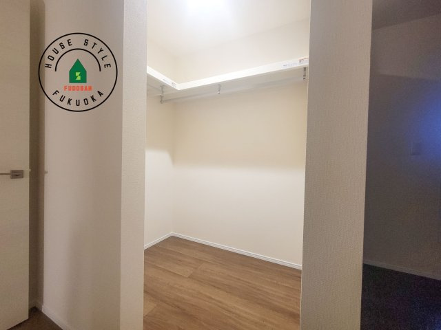 福津市若木台2丁目第1-2棟（2号棟）の収納|洋服や大きな荷物が多い方や人数の多いご家族などは、一般的なクローゼットよりもウォークインクローゼットのほうが使い勝手が良いです。