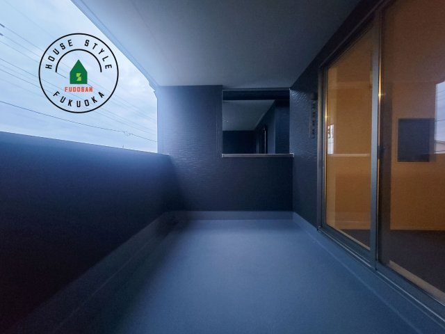 福津市若木台2丁目第1-2棟（2号棟）のバルコニー|風をしっかりと感じられるバルコニーでは、毎日が洗濯日和です。広々としているので洗濯も楽しくなるでしょうし、気分転換にバルコニーからの眺めを楽しむのもいいでしょう。