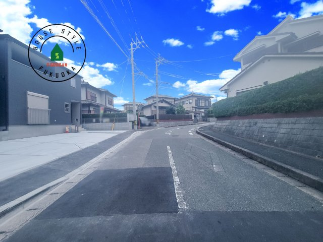 福津市若木台2丁目第1-2棟（2号棟）の前面道路含む現地写真|前面道路です。