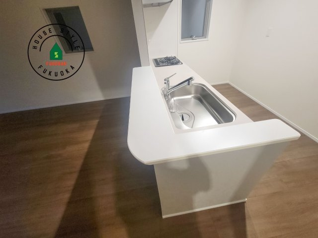 福津市若木台2丁目第1-2棟（2号棟）のダイニング|キッチンから立ち込める香りが今日の料理を期待させます。