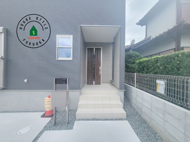 福津市若木台2丁目第1-2棟（2号棟）の玄関|おでかけの時も帰った時も、「我が家」を最初に感じでもらえる素敵な空間に。