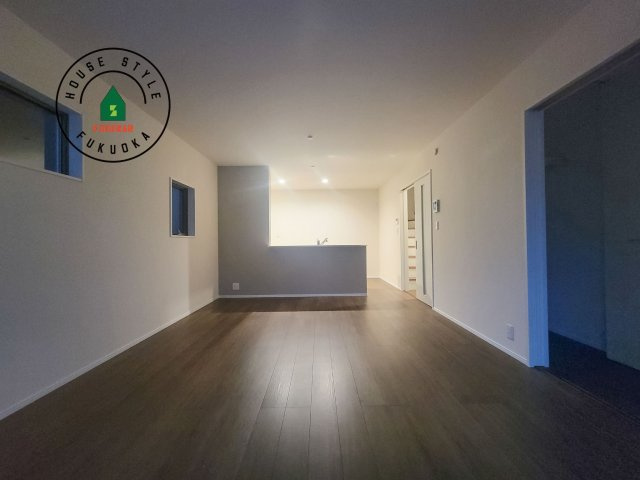 福津市若木台2丁目第1-2棟（2号棟）の居間・リビング|キッチンからリビングをしっかり確認できます。家族の笑顔があふれる空間になりそうですね。