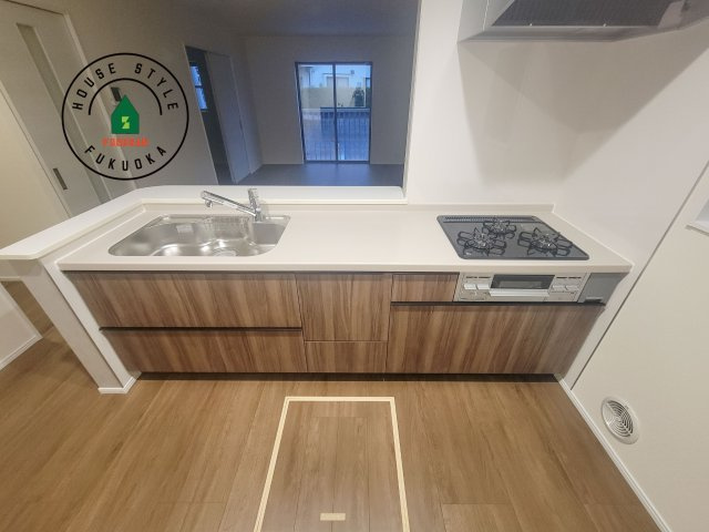 福津市若木台2丁目第1-2棟（2号棟）のキッチン|ご家族を近くに感じられる対面キッチンのLDK。会話もはずみそうですね。
