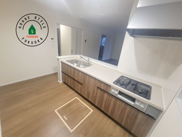 福津市若木台2丁目第1-2棟（2号棟）のキッチン|ダイニングテーブルへの配膳がラクラク、お料理はかどるカウンター付きシステムキッチン！