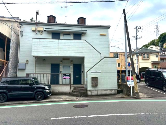 道路に面した建物です