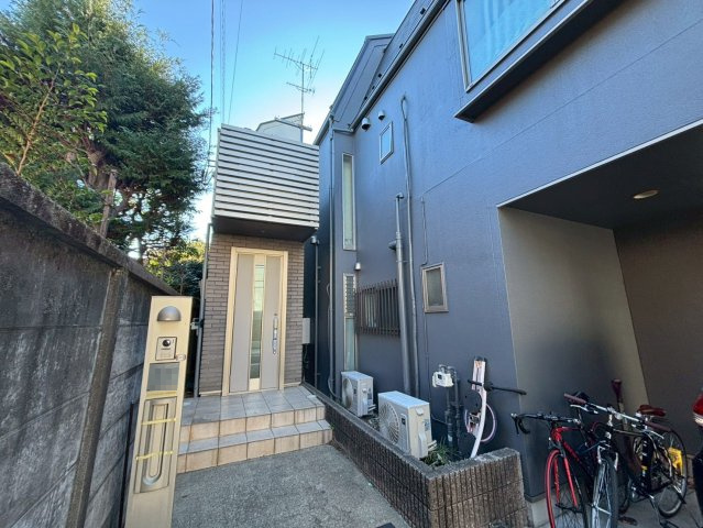 目黒区中町1丁目　中古戸建の外観|2025.12.28撮影

現地ご見学希望・資料請求などお気軽にお問い合わせ下さい！
03-5990-5201