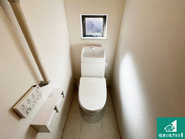 姫路市大津区勘兵衛町　新築一戸建てのトイレ|1・2階の2ヶ所にあるので、朝の忙しい時間の順番待ちもなく、深夜の利用にも大変便利です。