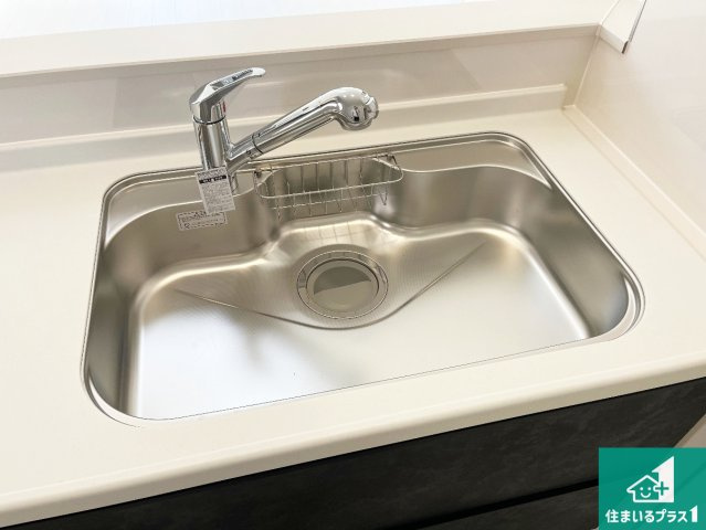 姫路市大津区勘兵衛町　新築一戸建ての独立洗面台|清潔感のある洗面台です。フラットな鏡は掃除がしやすく毎日清潔！ホースは引き出して使えるので洗顔やお掃除の際に便利です！