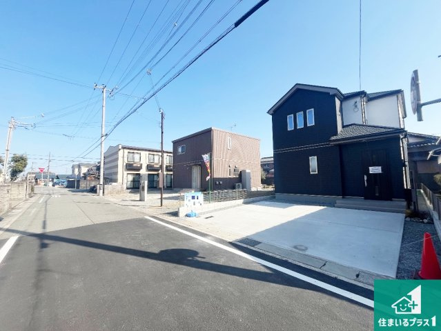 姫路市大津区勘兵衛町　新築一戸建ての前面道路含む現地写真|周辺は閑静な住宅街！前面道路広々で車の出し入れも便利です。駐車が苦手な方でも安心して車庫入れできます！