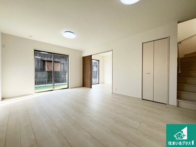 姫路市大津区勘兵衛町　新築一戸建ての居間・リビング|日当たり良好の明るいリビングで朝の目覚めもスッキリできそう！対面キッチンでご家族のコミュニケーションも自然と増える設計！小さなお子様が遊ぶスペースを作っても広々とくつろげるLDK！