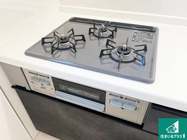 姫路市大津区勘兵衛町　新築一戸建ての設備|ダブル高火力Ｓｉセンサー付きコンロ！３口あるので、まとめて料理をする時も大活躍！