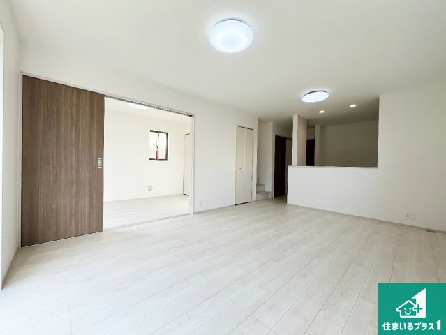 姫路市大津区勘兵衛町　新築一戸建ての居間・リビング|日当たり良好の明るいリビングで朝の目覚めもスッキリできそう！対面キッチンでご家族のコミュニケーションも自然と増える設計！小さなお子様が遊ぶスペースを作っても広々とくつろげるLDK！