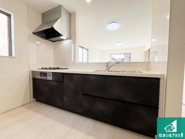 姫路市大津区勘兵衛町　新築一戸建てのキッチン|シンプルなリビングは、観葉植物等のインテリアを楽しめますね！パパ好みにも、ママ好みにも家具次第で雰囲気を変えることができます！