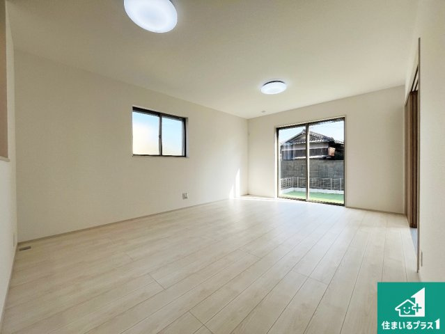 姫路市大津区勘兵衛町　新築一戸建ての居間・リビング|明るいリビングで朝の目覚めもスッキリできそう！対面キッチンでご家族のコミュニケーションも自然と増える設計！小さなお子様が遊ぶスペースを作っても広々とくつろげるLDK！