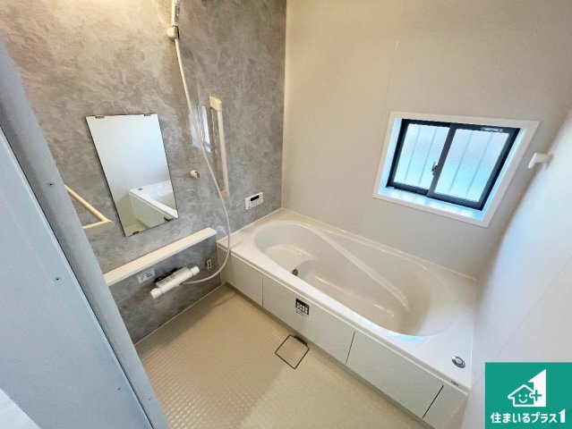 姫路市大津区勘兵衛町　新築一戸建ての浴室|足をゆったり伸ばして寛げる浴槽です。窓が設けられていますので差し込む光が明るく穏やかな雰囲気にしてくれます♪浴室乾燥機も設置しているので、雨の日の洗濯物も安心です♪